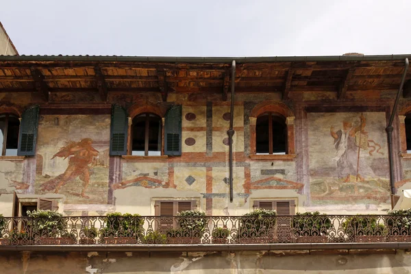 Verona, förlägger piazza erbe, målade casa mazzanti, Italien — Stockfoto