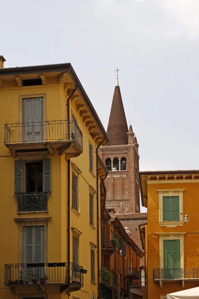 Верона, церковь Сан-Фермо-Маджоре, Италия — стоковое фото