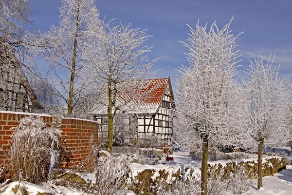 木料半灰泥房子在冬天、 萨克森、 德国 — 图库照片