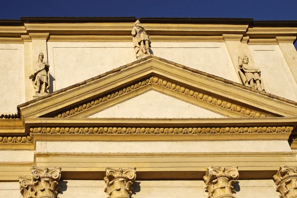 Lazise, detail of the church SS. Zeno e Martino, Italy — Stock Photo, Image