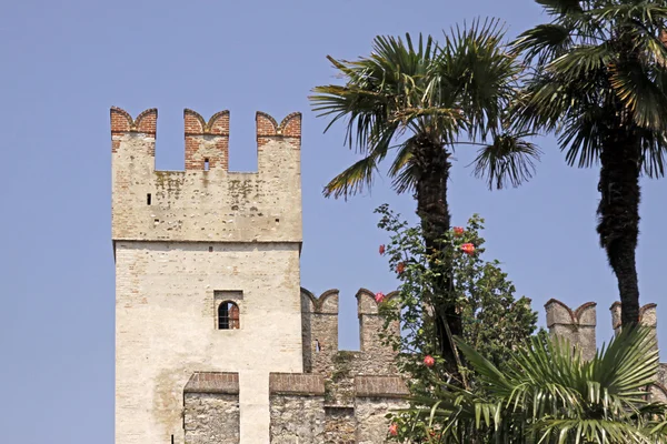 Sirmione, scaliger-kasteel, het Gardameer, Lombardije, Italië — Stockfoto