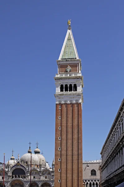 Venedik, St campanile işaretler - St marks kule — Stok fotoğraf