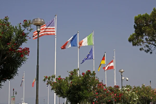 Evropské vlajky v sirmione, Gardské jezero, Itálie, Evropa — Stock fotografie