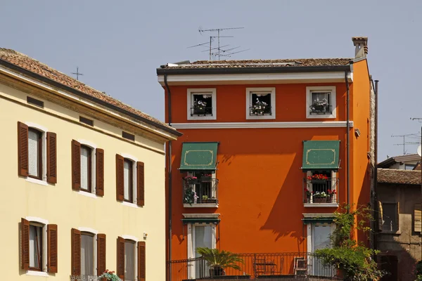 Sirmione, centro storico con un bellissimo edificio, Italia, Europa — Foto Stock