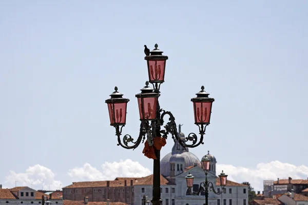 Venetië, lantaarn in het oude deel van stad, Italië, Europa — Stockfoto