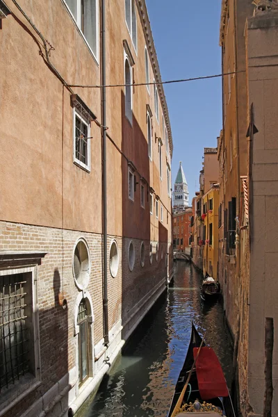 Venetië, kanaal met gondel in Venetië, Italië, Europa — Stockfoto