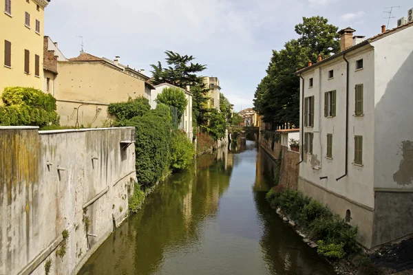 Mantua, rivier rio sottoriva in de oude stad, Italië — Stockfoto
