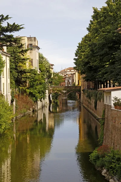 Мантуя, река Рио-Сорива в старом городе, Италия — стоковое фото