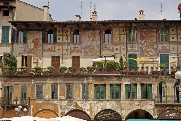 Verona, piazza delle erbe met geschilderde casa mazzanti, Italië — Stockfoto