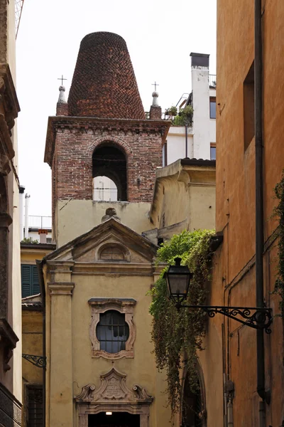 Verona, old town lane with an old church steeple, Italy — Stock Photo, Image