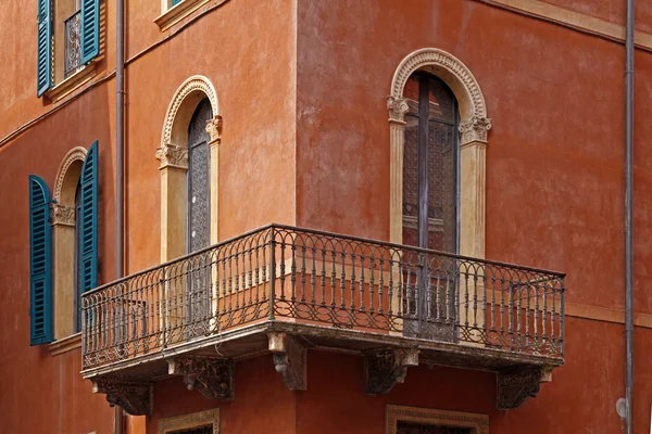 Verona, gevel detail met balkon, veneto, Italië, Europa — Stockfoto