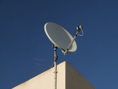 Uydu anteni, mavi gökyüzü ile çatı anteni