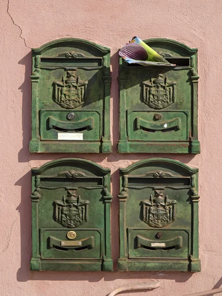 Zelená postbox (poštovní schránky) v Itálii, Evropa — Stock fotografie