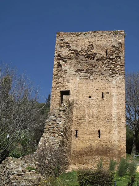 Iglesias s věží castello salvaterra, Sardinie, Itálie — Stock fotografie