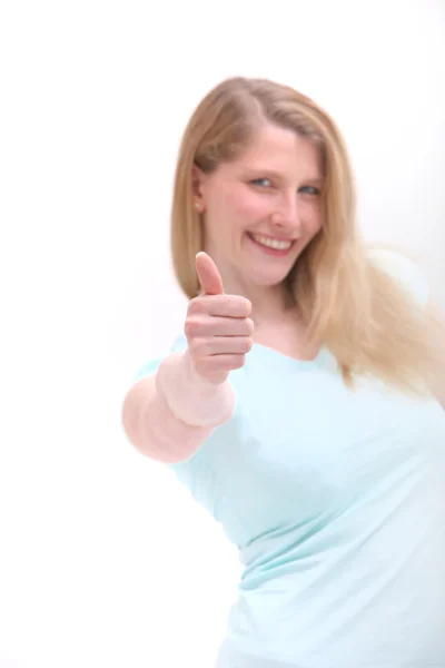 Szczęśliwa kobieta daje kciuk w — Zdjęcie stockowe