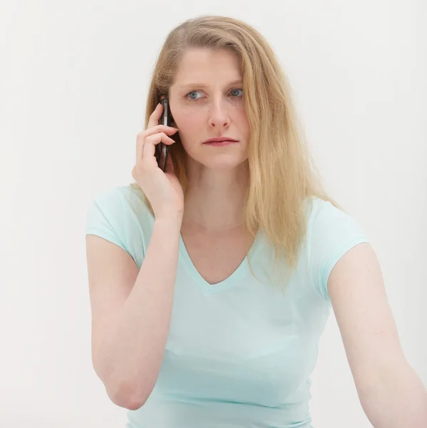 Mujer preocupada en el teléfono móvil — Foto de Stock