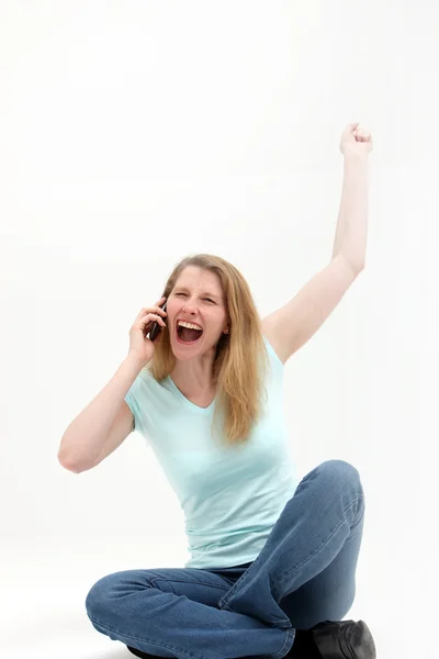 女性は、電話で良いニュースを聞く — ストック写真