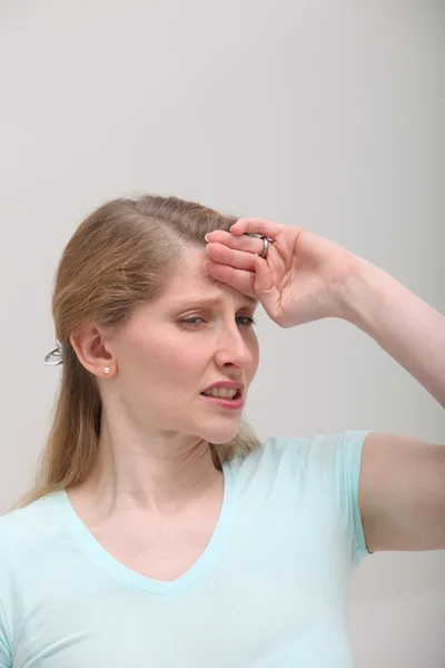 Mulher loira com dor de cabeça — Fotografia de Stock