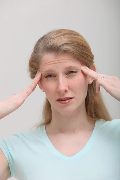 Bionda femminile lotta con il mal di testa — Foto Stock