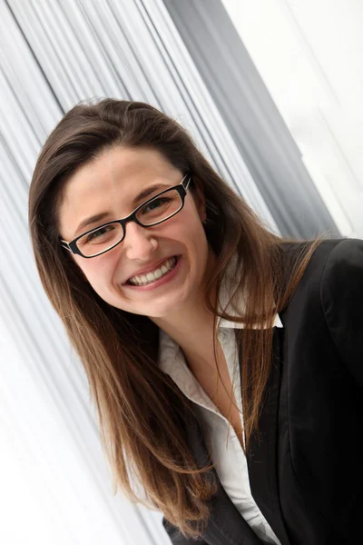 Усміхнена професійна жінка в окулярах — стокове фото