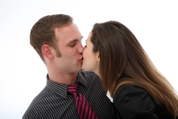 Casal desfrutando de beijo espontâneo — Fotografia de Stock