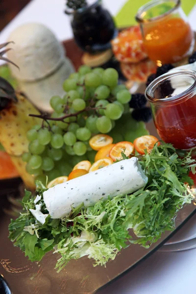다양 한 과일 치즈와 샐러드 야채 — 스톡 사진