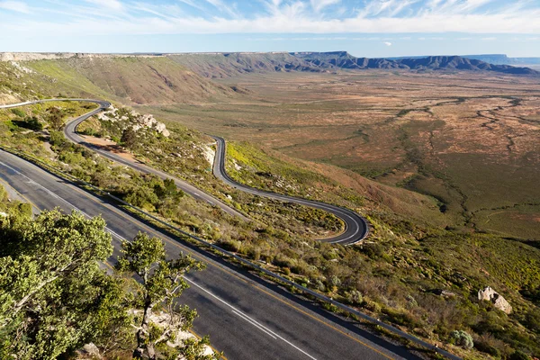 Landschap met snelweg kronkelen naar beneden in de vallei — Stockfoto