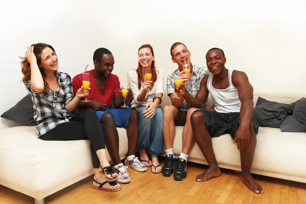 Grupo de amigos multiétnicos disfrutando de una bebida — Foto de Stock