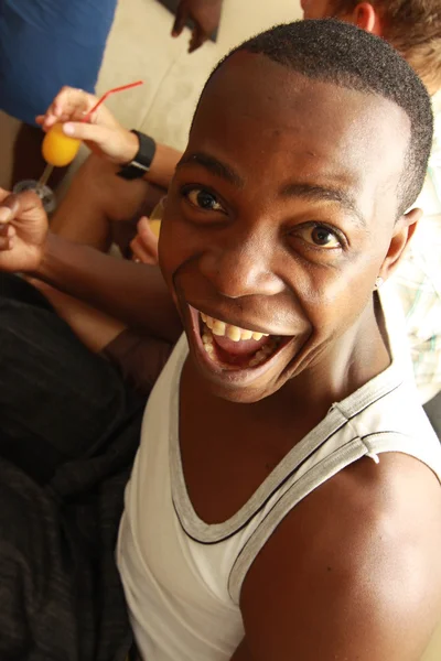 Retrato de homem negro sorridente — Fotografia de Stock