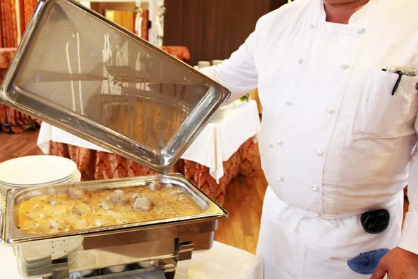 Chef mostrando comida preparada en bandeja de horno — Foto de Stock