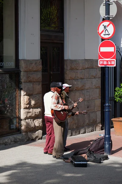 Sokak müzisyenleri gitar ile — Stok fotoğraf