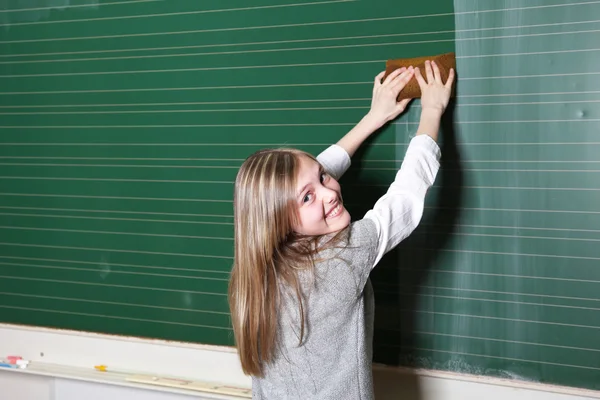 Gülümseyen kız temizlik okul yazı tahtası — Stok fotoğraf