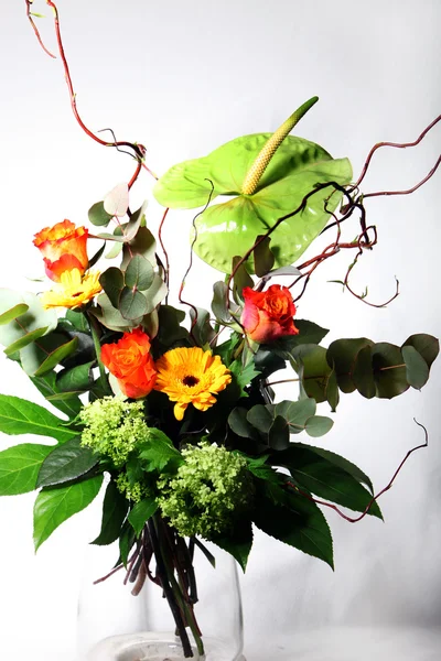 Квіти в скляній вазі — стокове фото