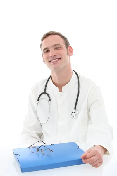 Junger Arzt oder Student mit Unterlagen lächelt — Zdjęcie stockowe