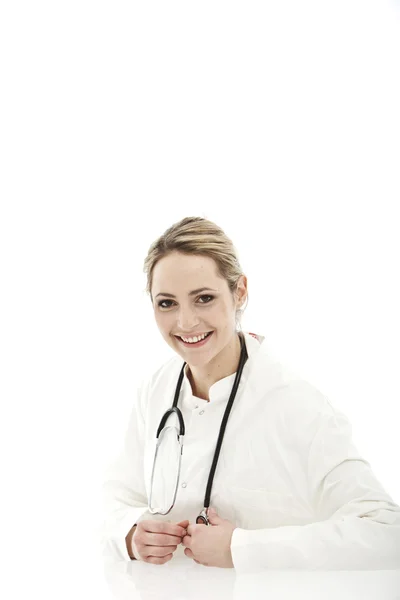 Médico femenino sobre fondo blanco — Foto de Stock