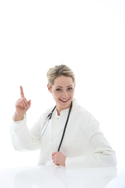 Glad läkare pekar ovanför hennes huvud — Stockfoto