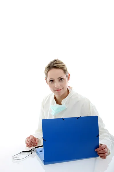 Médico femenino consultando archivos de pacientes — Foto de Stock