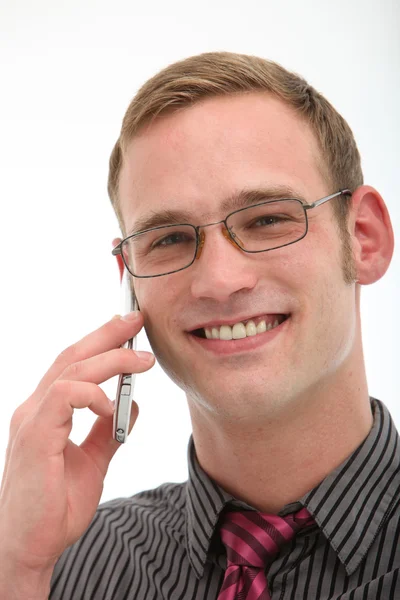 Улыбающийся дружелюбный мужчина по мобильному телефону — стоковое фото