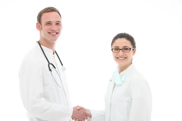 Médico sonriente felicitando a su asistente — Foto de Stock