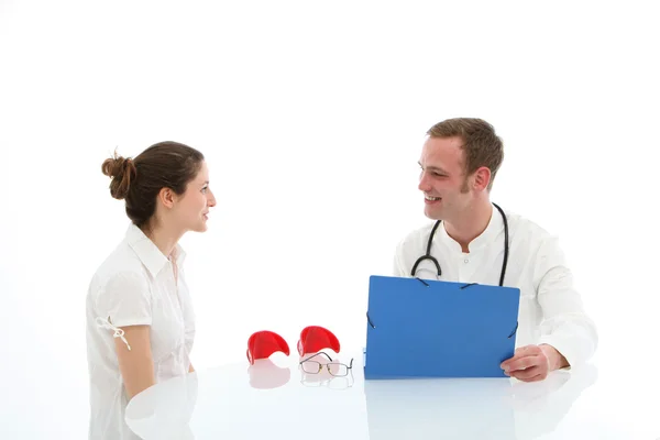 Läkare och hans patient sitter vid bordet — Stockfoto