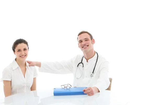 Jeune médecin en consultation avec le patient — Photo