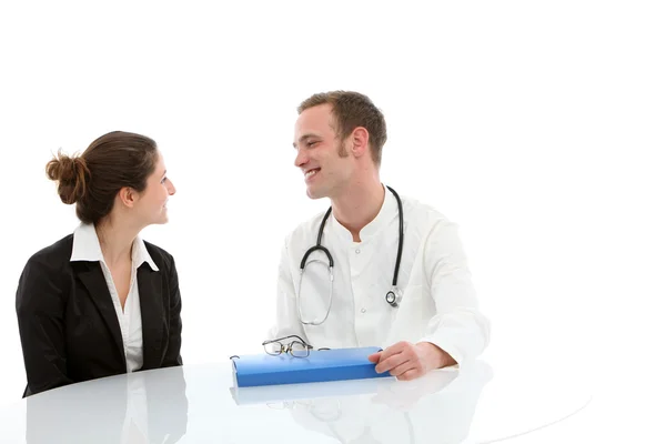 Amigável jovem médico falando com o paciente — Fotografia de Stock