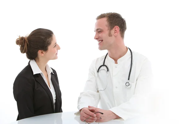 Lachende arts goed nieuws geven patiënt — Stockfoto