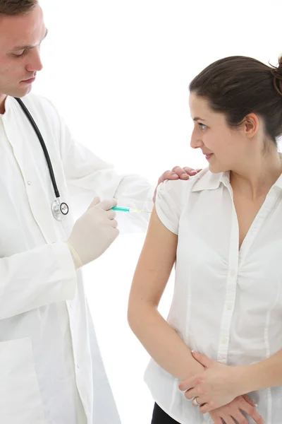 Läkare administrera en intramuskulär injektion — Stockfoto