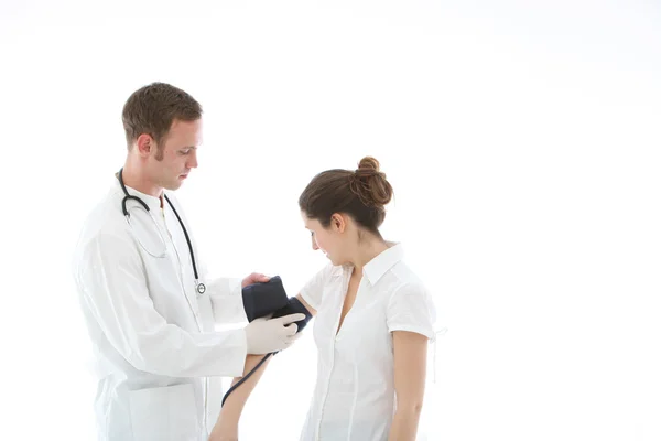 Arzt beim Anlegen einer Blutdruckmanschette — Stockfoto
