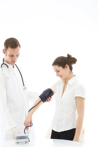Arzt nimmt Blutdruckmessung — Stockfoto