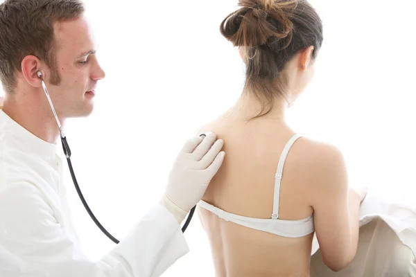 Arzt hört einem Patienten beim Atmen zu — Stockfoto