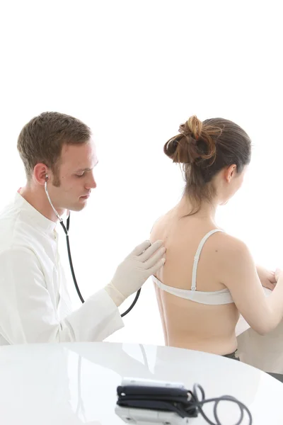Doktor poslechu plic ženské — Stock fotografie
