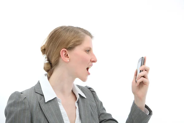 Geschokt vrouw leest sms-bericht op telefoon — Stockfoto