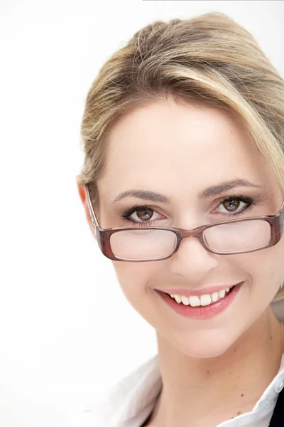 Usmívající se žena nosí brýle — Stock fotografie